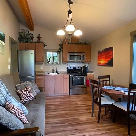 Cozy Corner Cottage Port Renfrew Exterior foto