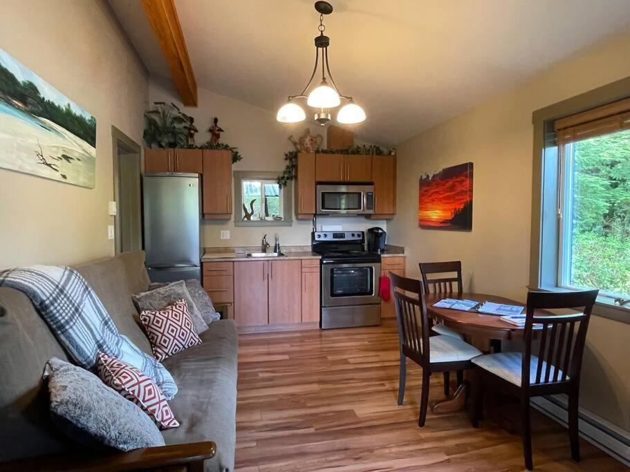 Cozy Corner Cottage Port Renfrew Exterior foto